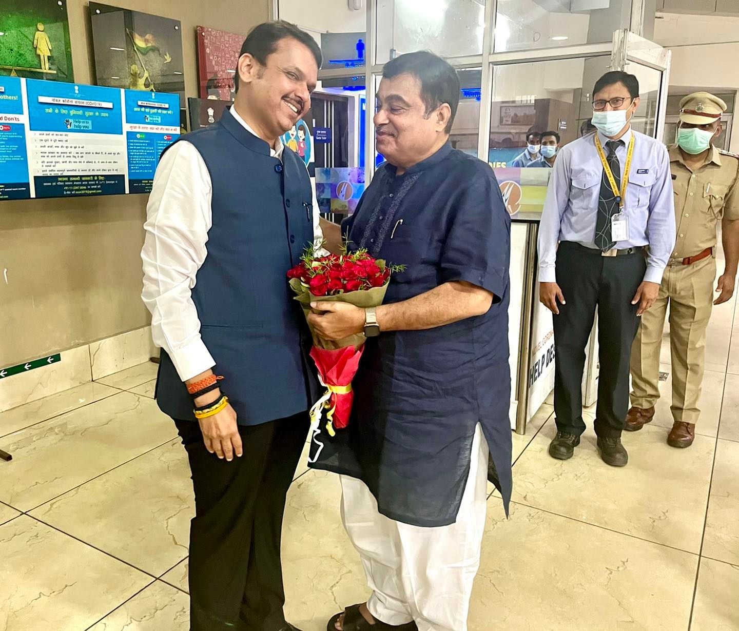 Devendra Fadnavis Nitin Gadkari meet at nagpur airport