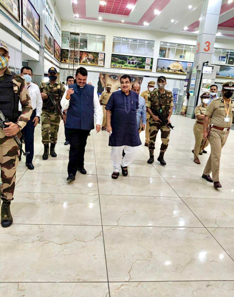 Devendra Fadnavis Nitin Gadkari meet at nagpur airport