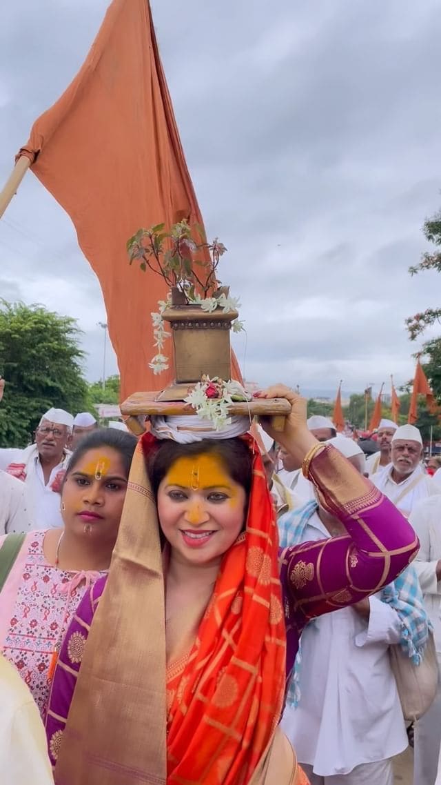 Actress and shivsena politician Deepali Sayyed in pandharpur vari ashadhi ekadashi 2022 