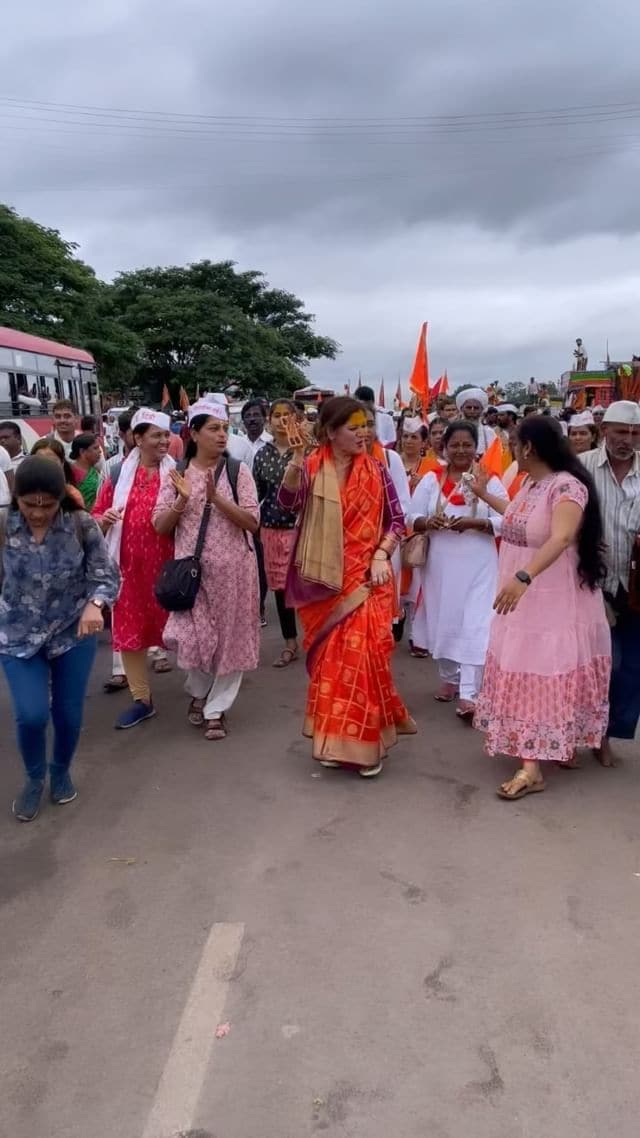 Actress and shivsena politician Deepali Sayyed in pandharpur vari ashadhi ekadashi 2022 