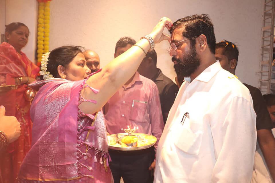 eknath shinde reaches home after becoming cm shares photo with grandchild