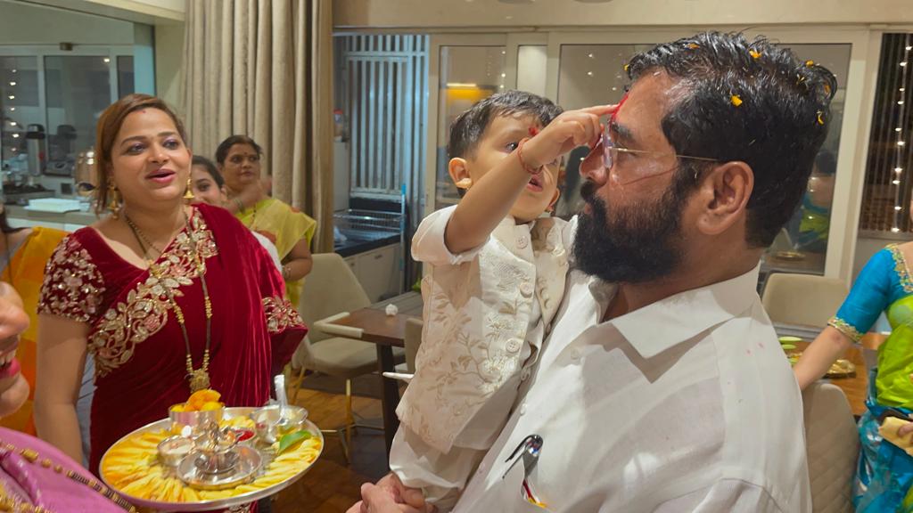 eknath shinde reaches home after becoming cm shares photo with grandchild