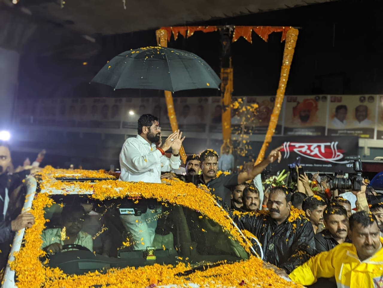 eknath shinde reaches home after becoming cm shares photo with grandchild