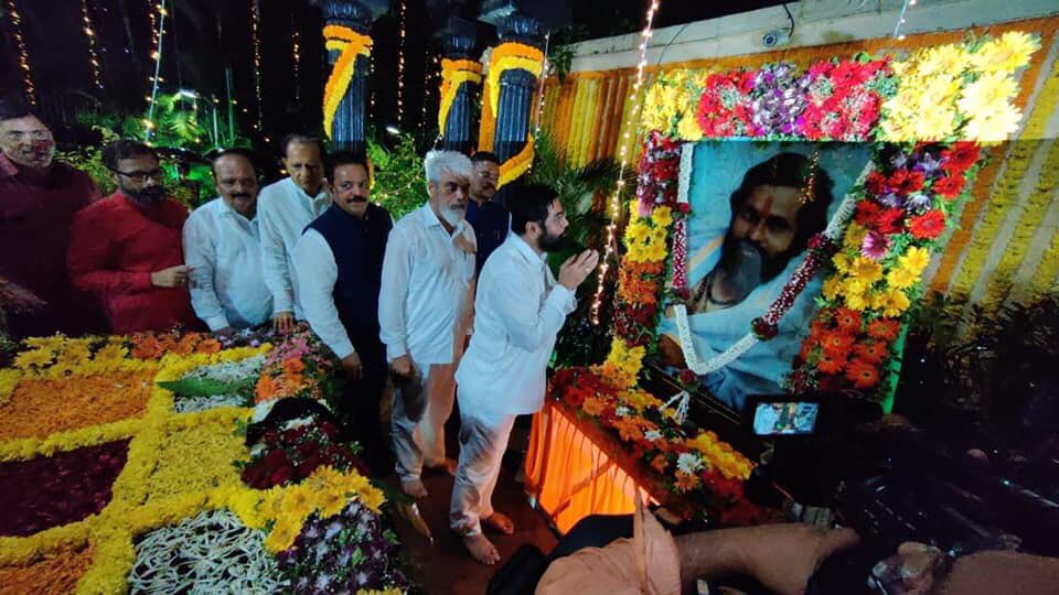 eknath shinde reaches home after becoming cm shares photo with grandchild