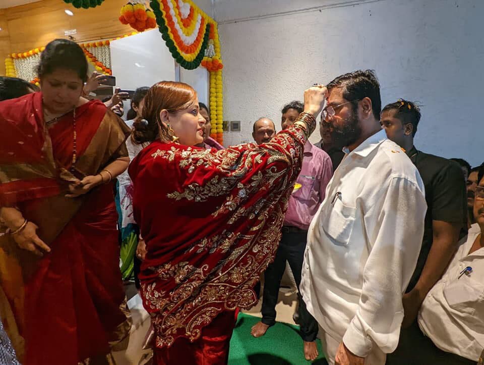 eknath shinde reaches home after becoming cm shares photo with grandchild