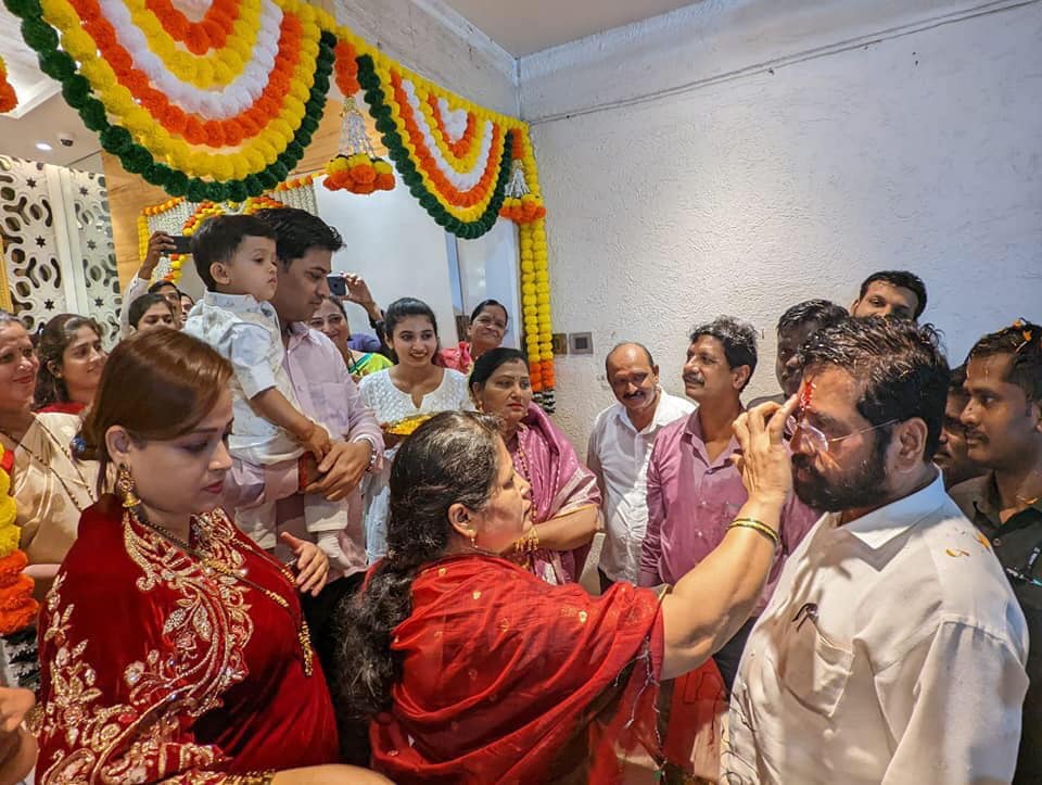 eknath shinde reaches home after becoming cm shares photo with grandchild