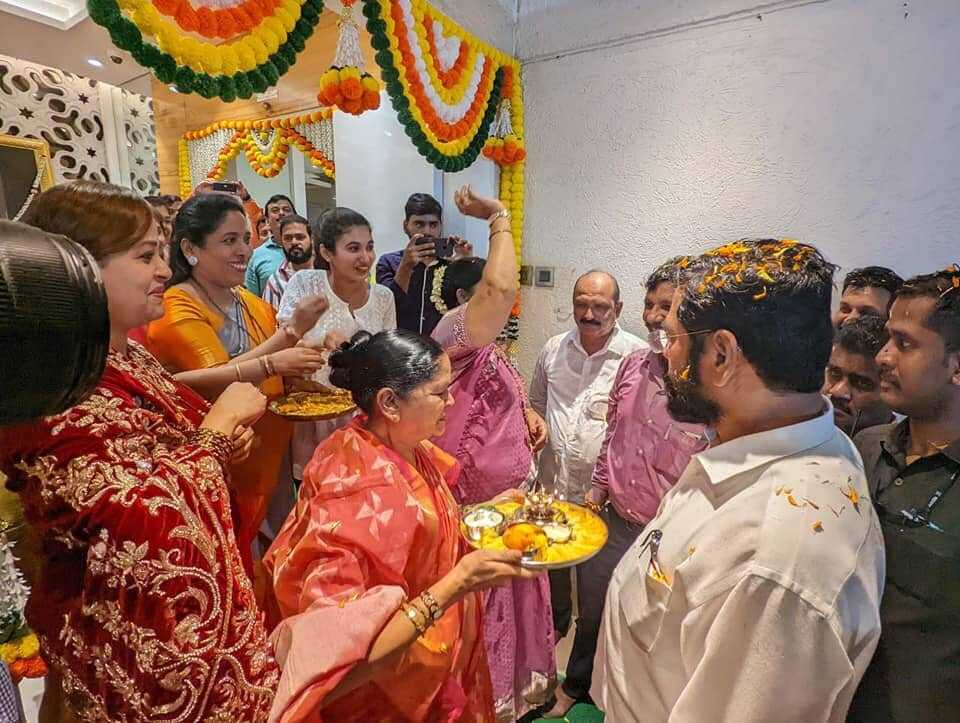 eknath shinde reaches home after becoming cm shares photo with grandchild