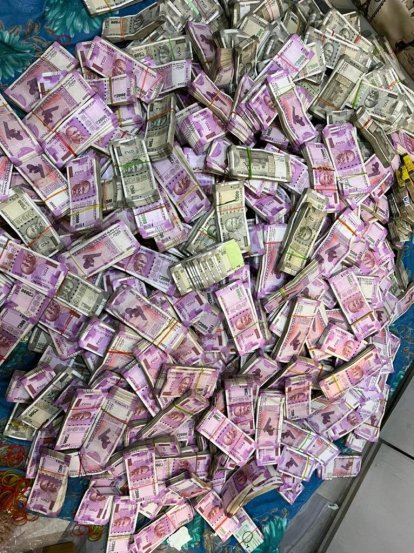 अर्पिता मुखर्जीच्या दुसऱ्या फ्लॅटमध्ये सुमारे ३० कोटी रुपयांची रोकड मिळाली आहे.