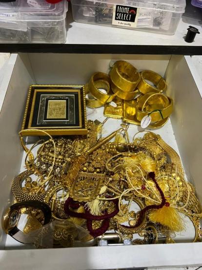 यावेळी पाच किलो सोन्याचे दागिनेही सापडले आहे. या सोन्याची किंमत ४.३१ कोटी रुपये असल्याचे सांगण्यात येत आहे. याशिवाय मालमत्तेची कागदपत्रेही ईडी अधिकाऱ्यांच्या हाती लागली आहेत.