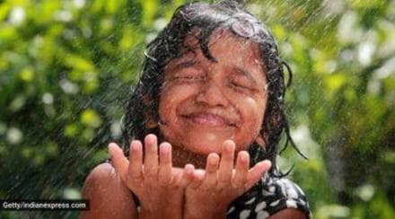 Bathing in the rain is beneficial for health