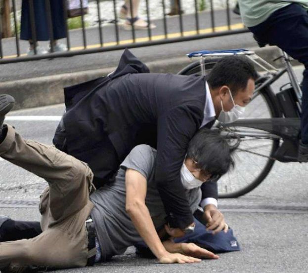 जपानमधील वृत्तवाहिन्यांनी दिलेल्या माहितीनुसार, पोलिसांनी गोळीबार करणाऱ्या ४१ वर्षीय स्थानिक व्यक्तीला अटक केली आहे. त्याचं नाव Tetsuya Yamagami आहे.