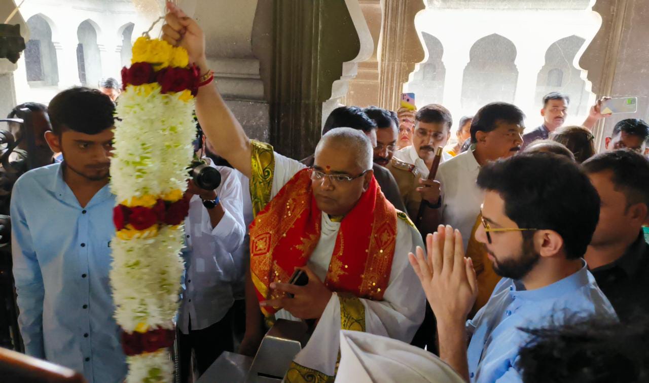 Aditya Thackeray Shiv Samvad Yatra nashik kalaram mandir visit and viral tweets