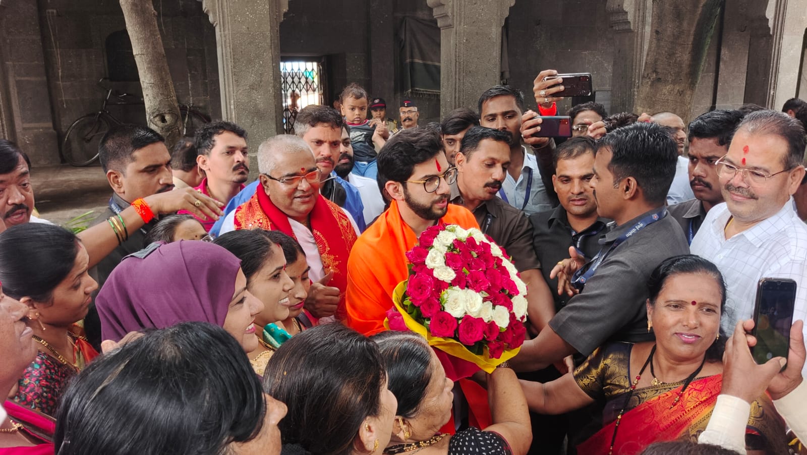 Aditya Thackeray Shiv Samvad Yatra nashik kalaram mandir visit and viral tweets