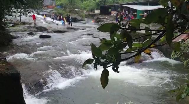 दररोज पाऊस सुरू असल्याने लोणावळा अक्षरशा जलमय झालेला दिसत आहे