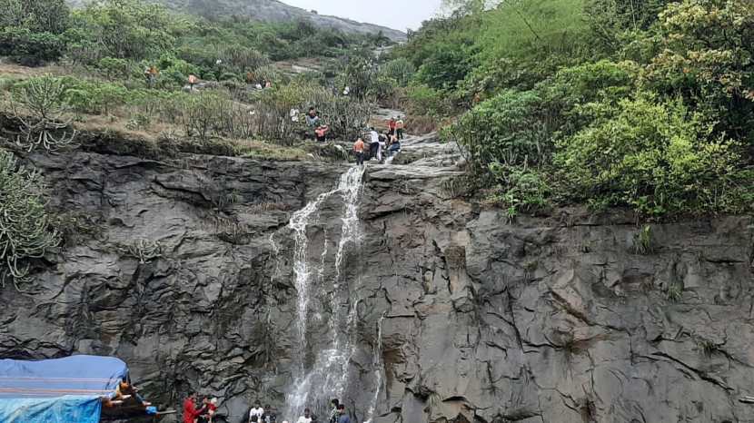 सहयाद्रीच्या डोंगर दरीतून धबधबे वाहू लागले आहेत.