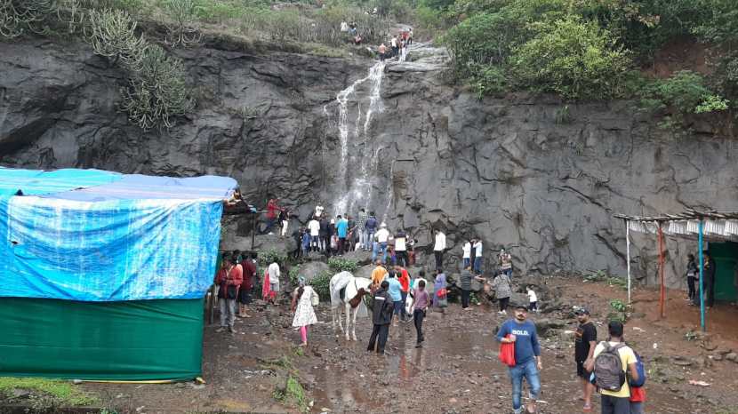 भुशी धरणावर गर्दी असल्याने अनेक पर्यटक छोट्या छोट्या धबधब्याखाली भिजत वर्षाविहाराचा ममसोक्त आनंद घेतला.