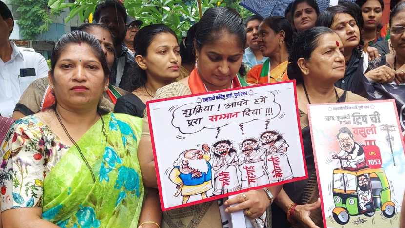PHOTOS : गॅस, वीज दरवाढीवरून पुण्यात राष्ट्रवादी काँग्रेसचे मोदी सरकार, शिंदे सरकार विरोधात आंदोलन