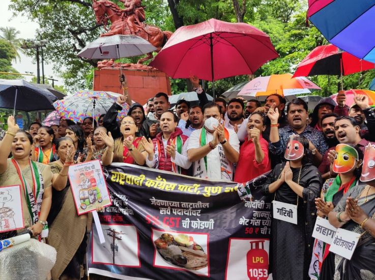“ आज श्रीलंकामध्ये महागाईमुळे काय परिस्थिती झाली आहे, हे पाहून तरी केंद्र सरकारने महागाई नियंत्रणात आणावी.”