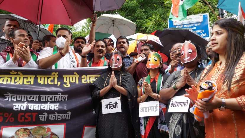 तसेच, यावेळी केंद्र आणि राज्य सरकार विरोधात जोरदार घोषणाबाजी देखील करण्यात आली.