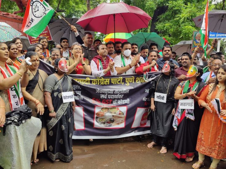 यावेळी ते म्हणाले की, “मागील ७५ वर्षातील सर्वात मोठी महागाई केंद्र सरकारने केली आहे.”
