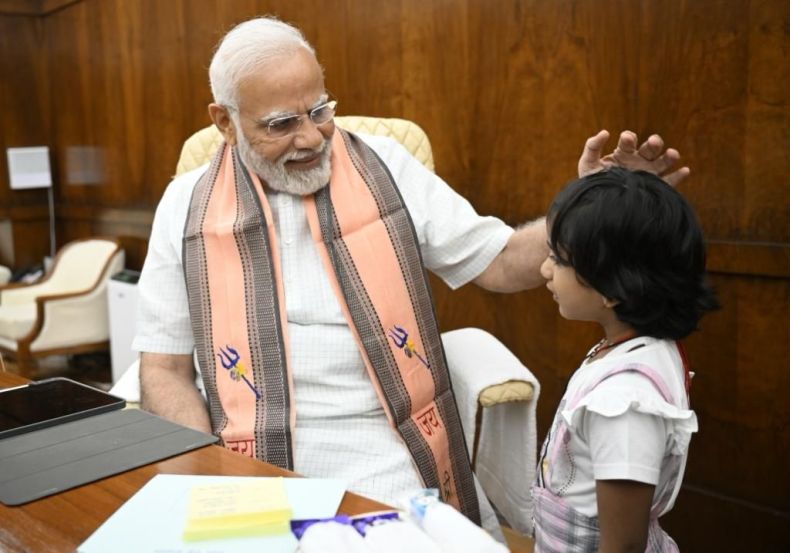 पंतप्रधान नरेंद्र मोदी यांनी अनिल फिरोजिया यांची मुलगी अहानाला ‘मी कोण आहे माहिती आहे का?’ असं विचारलं असता तिने उत्तर दिलं की “हो, मला माहिती आहे की तुम्ही मोदीजी आहात. तुम्ही रोज टीव्हीवर दिसता”.