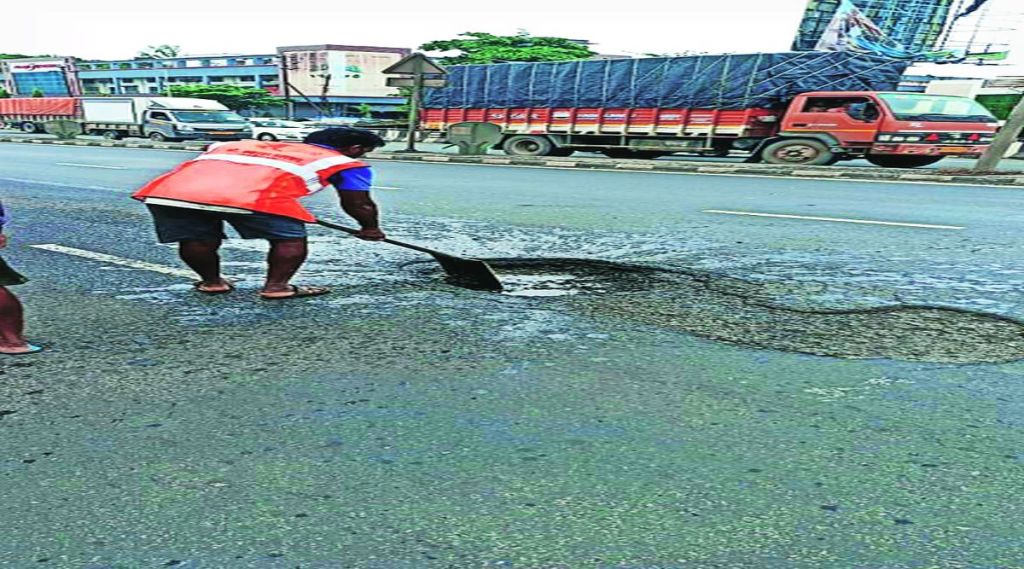 प्रशासनाला खड्डे बुजवण्याची उपरती ; संघर्षांचे पडसाद उमटल्यावर कारवाईची घाई