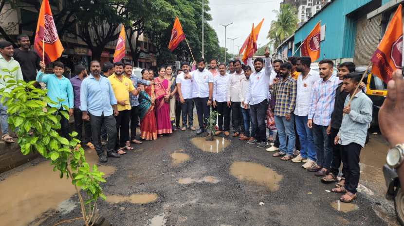 यावेळी महापालिका प्रशासनाच्या विरोधात जोरदार घोषणाबाजी करण्यात आली. यावेळी शहाराध्यक्ष साईनाथ बाबर यांची उपस्थिती होती.