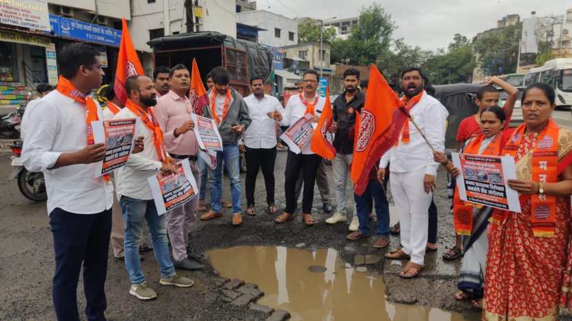 मनसेच्या आंदोलनात महिला पदाधिकाऱ्यांचा देखील समावेश होता