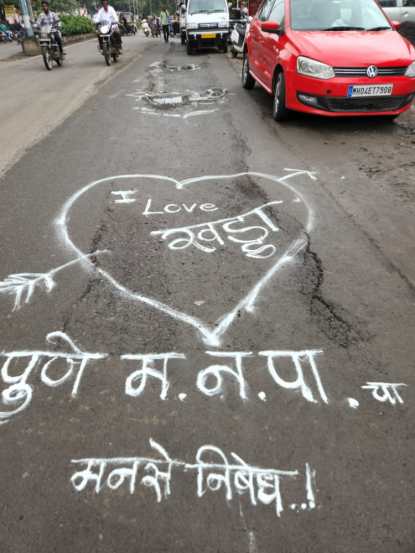 यामुळे शहरातील रस्त्यावर अनेक ठिकाणी खड्डे पडले आहेत.