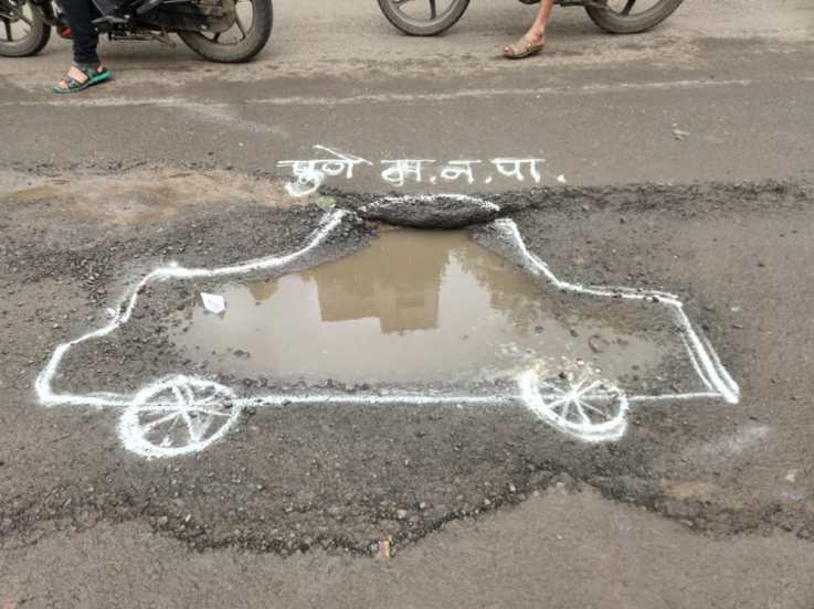 परिणामी वाहन चालकांना वाहतूक कोंडीला सामोरे जावे लागत आहे.