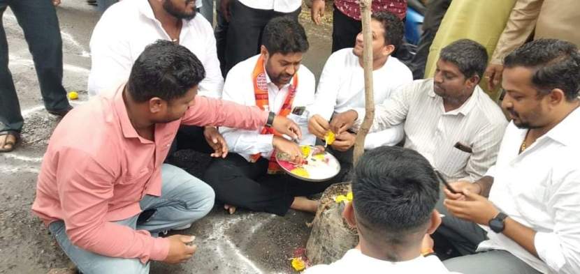 खड्ड्यांभोवती रांगोळी काढून आणि खड्ड्यांमध्ये कागदी होड्या सोडून आंदोलन करण्यात आले.