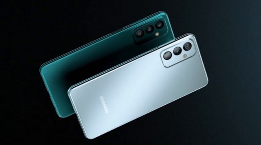 Samsung Galaxy F23 5G हा ब्रँडच्या नवीन 5G फोनपैकी एक आहे. हा स्मार्टफोन दोन व्हेरिएंटमध्ये ४ GB RAM + १२८ GB स्टोरेज १४,९९९ रुपयांमध्ये आणि ६ GB RAM + १२८ GB स्टोरेज १५,९९९ रुपयांमध्ये उपलब्ध आहे.