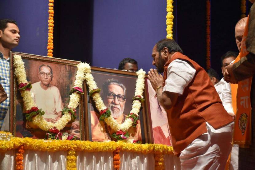 “मी १९७० सालापासून गेली ५२ वर्ष शिवसेनेचं काम केलं आहे. मराठी माणसाच्या न्याय्य हक्कांसाठी झगडणारी शिवसेना या बाळासाहेब ठाकरेंच्या घोषवाक्याकडे आकर्षित होऊन मी पक्षाच्या कामासाठी झोकून दिलं आहे. माझ्या स्वप्नात देखील आलं नव्हतं की माझ्यावर शिवसेना नेतेपदाचा राजीनामा देण्याची वेळ येईल. आमचं उतरतं वय आहे. माझं ७९ वय सुरू झालं आहे. आमच्या आयुष्याची संध्याकाळ पक्षाच्या माध्यमातून अंधकारमय होईल, असं मला स्वप्नातही वाटलं नव्हतं”, असं रामदास कदम म्हणाले आहेत.