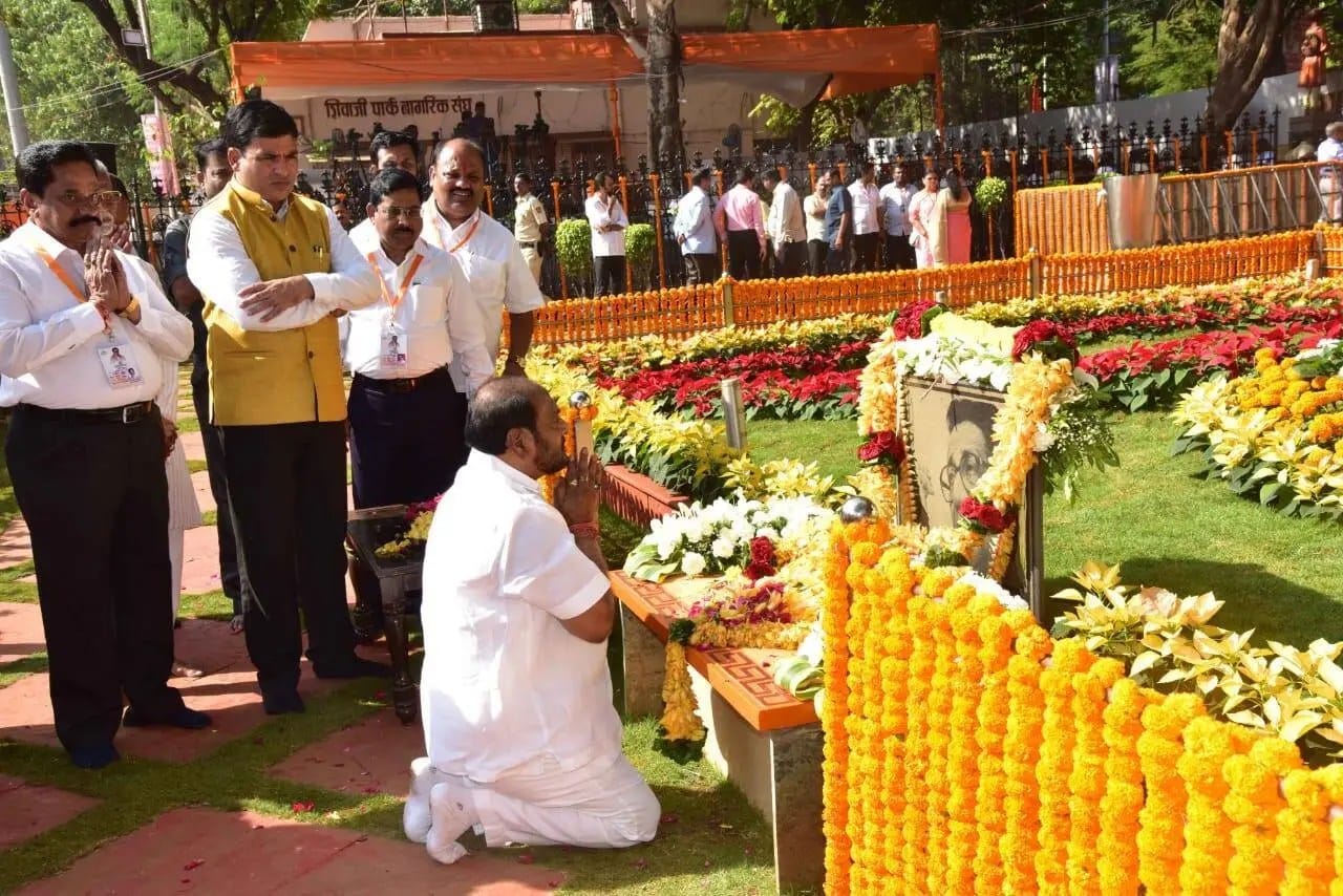 १४. “मी १९७० सालापासून गेली ५२ वर्ष शिवसेनेचं काम केलं आहे. माझ्या स्वप्नात देखील आलं नव्हतं की माझ्यावर शिवसेना नेतेपदाचा राजीनामा देण्याची वेळ येईल. माझं ७९ वय सुरू झालं आहे. आमच्या आयुष्याची संध्याकाळ पक्षाच्या माध्यमातून अंधकारमय होईल, असं मला स्वप्नातही वाटलं नव्हतं”, असं रामदास कदम म्हणाले आहेत.