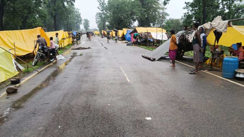 गावातील २०६ कुटुंबे महामार्गावरील जंगलात ताडपत्रीच्या साह्याने तंबू उभारून तेथे वास्तव्याला आहे.