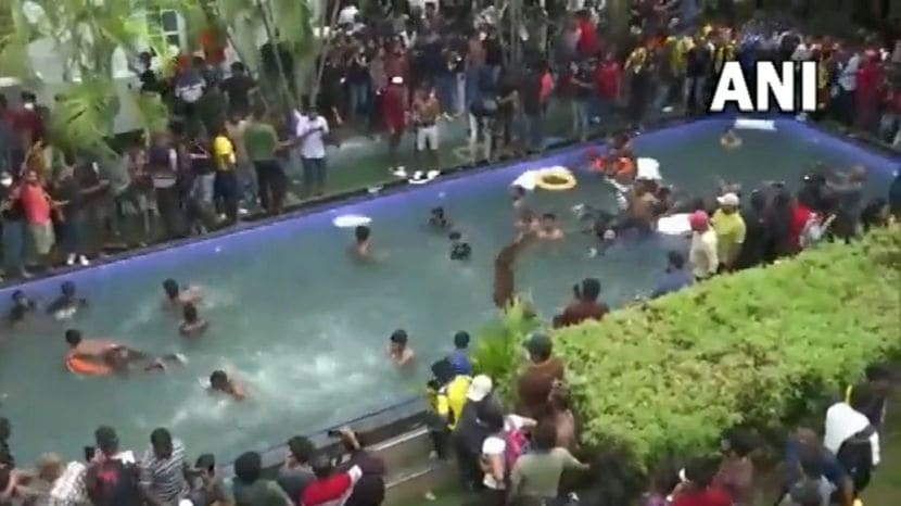 घुसखोरी करणाऱ्या आंदोलकांनी स्विमिंग पूलमध्ये उड्या मारल्या.