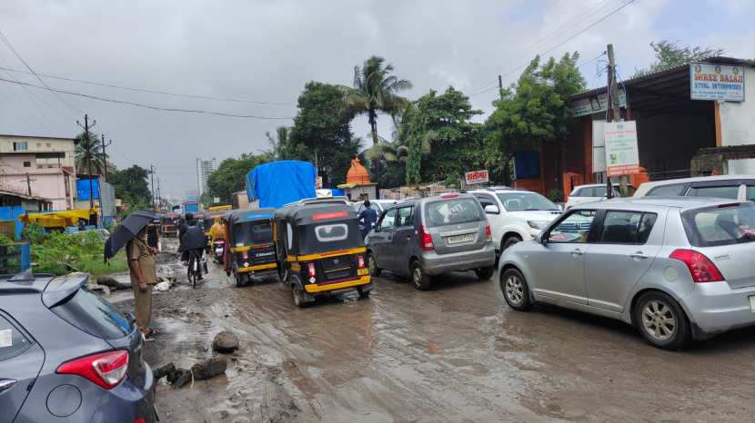 कल्याण अहमदनगर महामार्गावर मोठ्या प्रमाणावर खड्डे पडले आहेत.