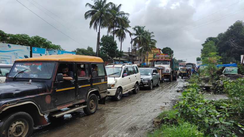 कल्याणहून अहमदनगरकडे जाणाऱ्या रस्त्यावर म्हारळ गावापासून थेट कांबा गावापर्यंत वाहतूक कोंडी दिसून येते.