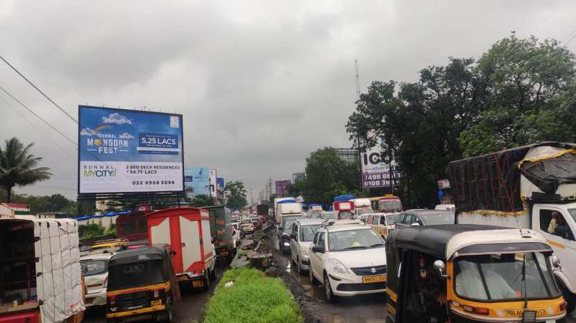 वाहनांच्या लांबलचक रांगा लागत असल्याने . या भागातील शाळकरी विद्यार्थ्यांना आता कोंडीचा फटका बसू लागल्याने पालक, शिक्षक हैराण आहेत.