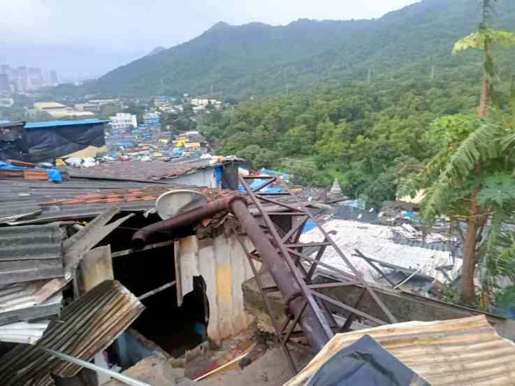 त्यामुळे परिसरातील रहिवाशांच्या घरामध्ये पाणी शिरले आहे.