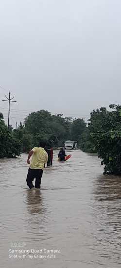 प्रशासन व स्थानिक नागरिक मदत व बचावकार्य करत आहे.