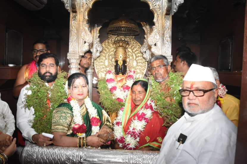 मुख्यमंत्र्यांसोबत शेतकरी मुरली नवले आणि त्यांच्या पत्नी जिजाबाई नवले यांना महापुजेचा मान मिळाला.