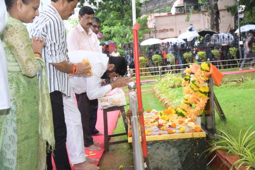 बाळासाहेब ठाकरेंनी दिलेला विचार पुढे नेण्याचा प्रयत्न मी आणि माझ्यासोबतचे ५० आमदार करत आहेत. बाळासाहेबांनी नेहमीच सर्वसामान्य माणसाला न्याय देण्याचं काम केलंय.