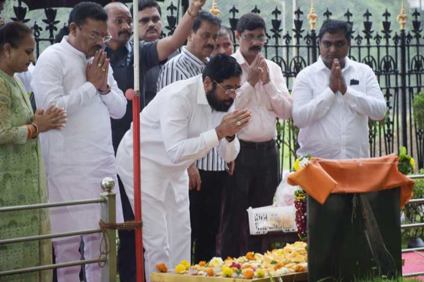 दरवर्षी गुरूपोर्णिमेला बाळासाहेब ठाकरेंच्या स्मृतीस्थळी आम्ही सगळेजण नतमस्तक होत असतो. गुरूपोर्णिमेला प्रत्येक शिवसैनिकाच्या मनात वेगळी भावना असते.