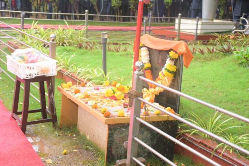 आज त्यांच्या मृत्यूनंतर देखील हजारो शिवसैनिक दरवर्षी त्यांच्या स्मृतीस्थळी जाऊन वंदन करतात. मुख्यमंत्री एकनाथ शिंदे यांनी देखील आज बाळासाहेबांच्या स्मृतीस्थळी भेट देऊन वंदन केलं आहे.