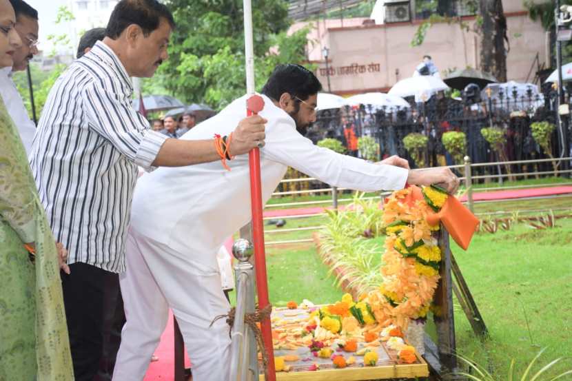 आज स्मृतीस्थळावर वंदन करताना आमच्या मनात त्यांच्याबद्दल श्रद्धा, भावना आहे. त्यांच्या आशीर्वादामुळेच एक सामान्य कार्यकर्ता आणि शिवसैनिक राज्याचा मुख्यमंत्री होऊ शकला.