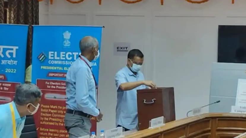 दिल्लीचे मुख्यमंत्री अरविंद केजरीवाल यांनी दिल्ली विधानसभेत राष्ट्रपतीपदाच्या निवडणुकीसाठी मतदान केलं आहे.