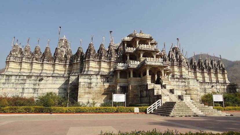 राजस्थानच्या पाली जिल्ह्यातील रणकपूर जैन मंदिरात महिलांच्या प्रवेशावर पूर्णपणे बंदी नाही, मात्र मासिक पाळीच्या काळात महिलांना आतमध्ये प्रवेश दिला जात नाही. तसेच येथे पाश्चिमात्य कपड्यांमध्ये महिलांना प्रवेश दिला जात नाही.