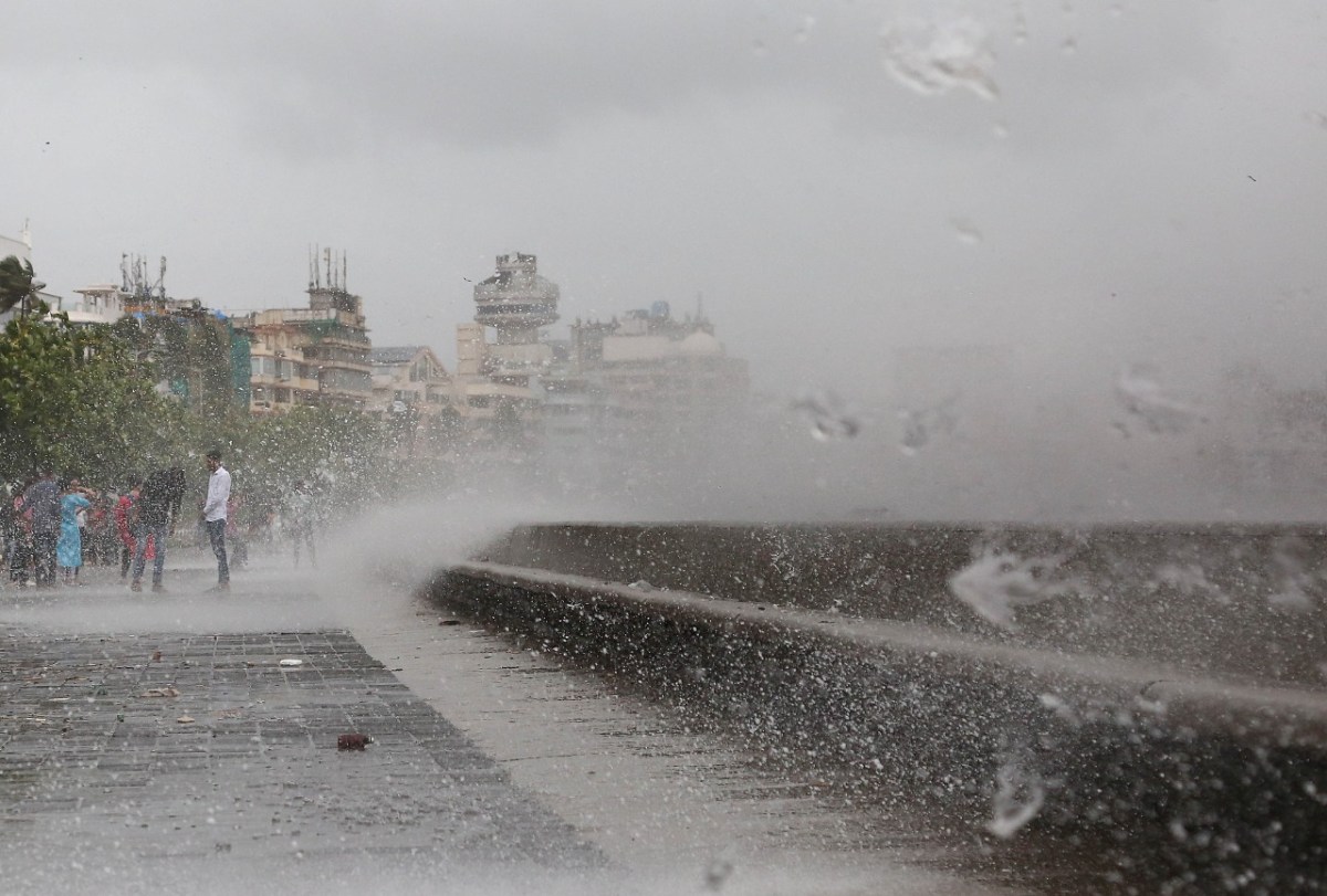 heavy rain continues in mumbai, waterlogging at low line area