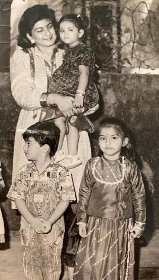 अनिल कपूर यांनी १९८४ मध्ये सुनितासोबत लग्न केले. त्यांना सोनम कपूर, रिया कपूर आणि हर्षवर्धन कपूर अशी तीन मुलं आहेत.